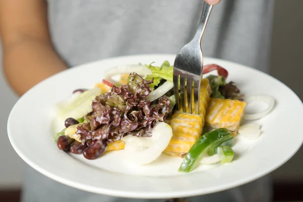 Frau mixt, kocht frischen Salat und Gemüse für die Salatzubereitung — Stockfoto