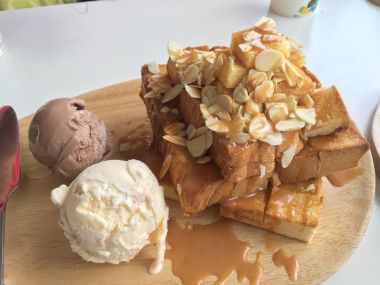 Vanilyalı ve çikolatalı dondurma beyaz tabakta bal tost