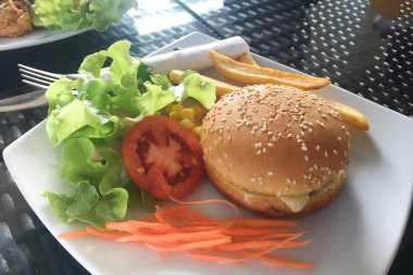 Kadar yakın, ev yapımı taze lezzetli hamburger ve patates kızartması, unhealt