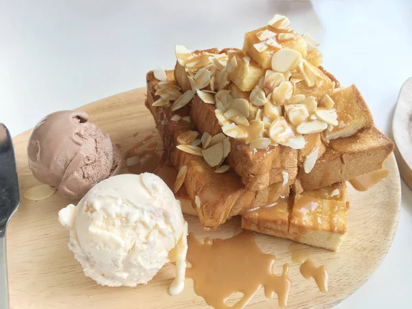 Vanilyalı ve çikolatalı dondurma beyaz tabakta bal tost