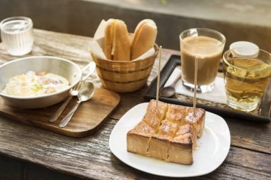 Kahvaltı Seti, ekmek, sıcak kahve, yumurta omlet ve wo sıcak çay