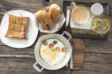 Kahvaltı Seti, ekmek, sıcak kahve, yumurta omlet ve wo sıcak çay