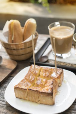 Fırın ekmek koyu arka plan üzerinde ahşap tablo. 