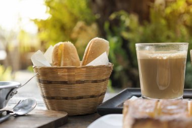 Ekmek ve ahşap tablr üzerinde sıcak kahve