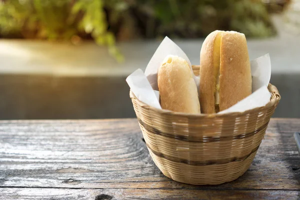 Pane da forno su tavolo di legno su sfondo scuro . — Foto Stock