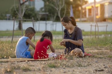 Anne ve çocuk Garden'da eğlenin.