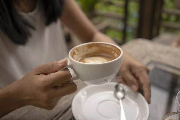 女人拿着一杯咖啡 — 图库照片