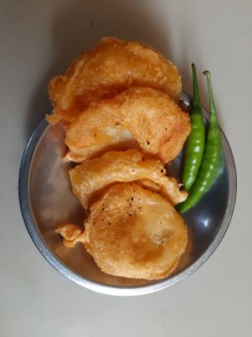 Patates püresi, çelik tabakta patates, her yer yeşil biber..