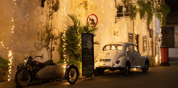 Galle Fort Caddesi 'ne park edilmiş eski klasik bir araba.