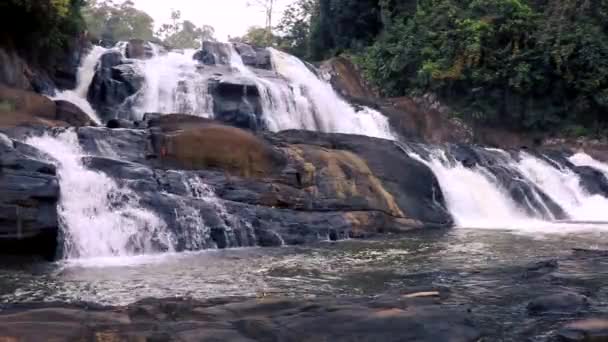Vidéo 60fps de la cascade Sathmahal Ella située dans le district de Deniyaya Matara au Sri Lanka 