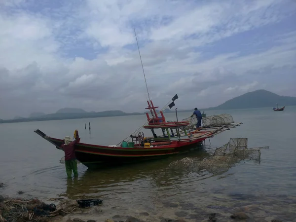 Рыбак Подготовить Свою Лодку Рыбалки Возле Пляжа — стоковое фото
