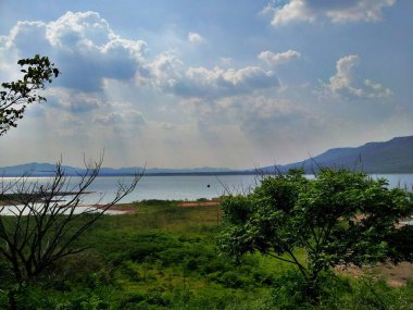 Güneş ışığı gölün üzerindeki bulutlarda parlıyor.. 