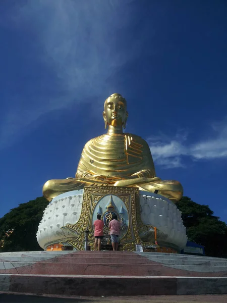 人々は青空を背景に仏像に敬意を払っています タン寺院 プラチュアプ カーン — ストック写真