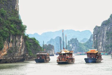 Halong Körfezi, Vietnam 'da denizde üç tekne..