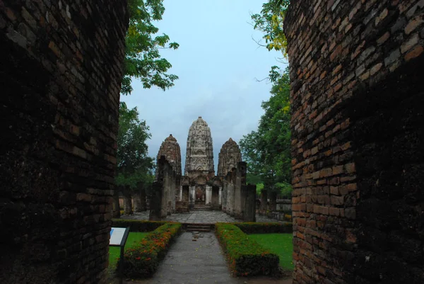 Pagodas Framed Red Brick Gate Sukhothai Historical Park Sukhothai Thailand — Stock Photo, Image