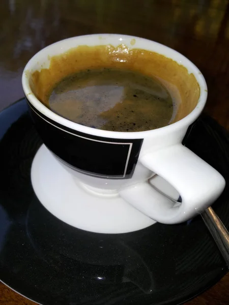 Café Noir Dans Une Tasse Blanche Placée Sur Une Table — Photo