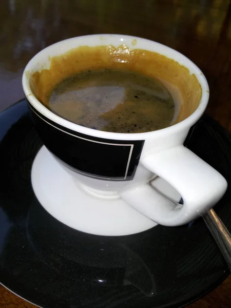 Café Preto Uma Xícara Branca Colocada Uma Mesa Vidro Preto — Fotografia de Stock