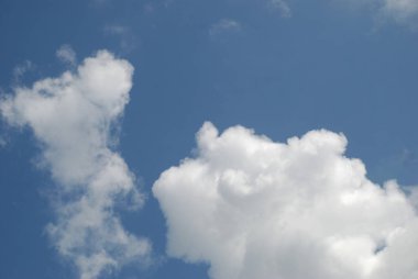 Mavi gökyüzü arkaplanlı bulutlar.