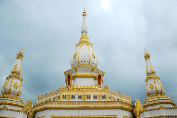 背景として曇天の塔 Pha Nam Thip Thepprasit Wanaram Temple Roi — ストック写真