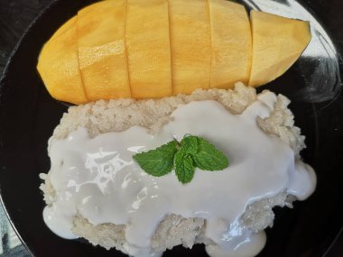 Hindistan cevizi sütü ve nane soslu mango ve pilav..