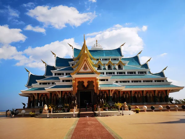 Tempio Tailandese Con Tetto Blu Sfondo Cielo Blu Wat Phu — Foto Stock