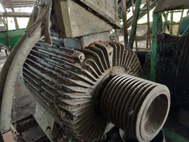 Fabrikadaki eski motorda toz ve örümcek ağları vardı..
