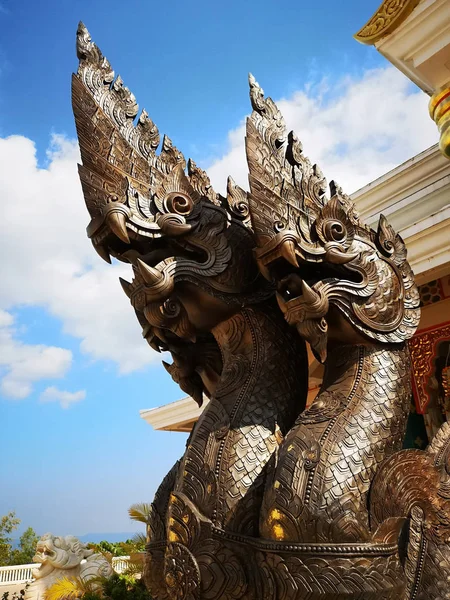 Estátua Naga Com Fundo Azul Céu Templo Phu Kon Tailândia — Fotografia de Stock