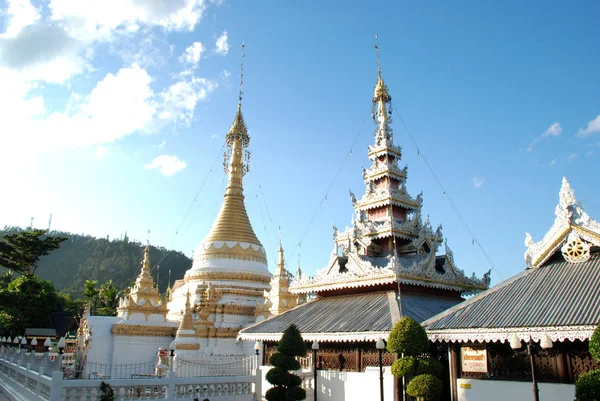 Trä Och Gyllene Pagoda Norra Thailand Mae Hong Son Thailand — Stockfoto