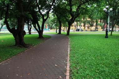 Bahçedeki yürüyüş yolu.