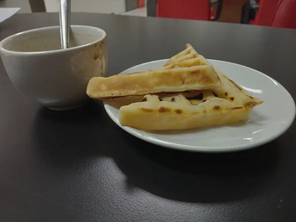 Waffel Der Weißen Schale Mit Einer Tasse Kaffee Auf Dem — Stockfoto