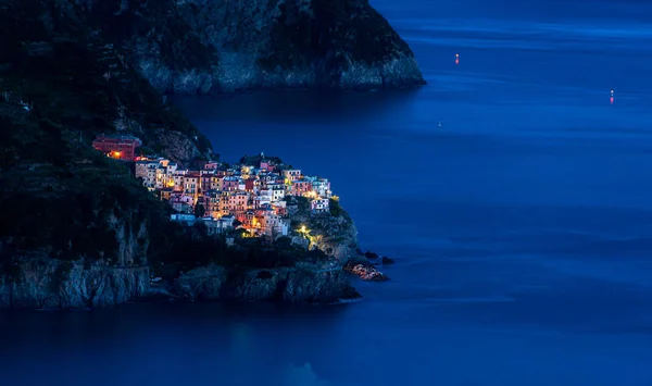 Het Vissersdorp Manarola Cinque Terre Italië Verlicht Schemering Tijdens Het — Stockfoto