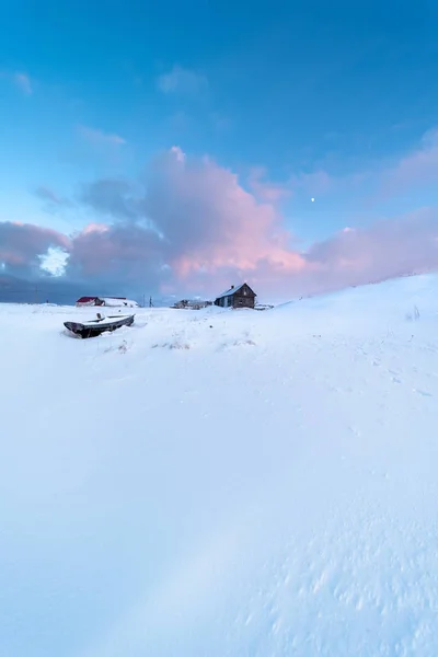 Barco Madera Casa Madera Campo Cubierto Nieve Paisaje Ártico Atardecer — Foto de Stock