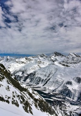 Kışın Alp Vadisi karla kaplı ve yüksek dağlarla çevrili. İtalya 'nın Aosta vadisi bölgesinde Avrupa' nın en yüksek zirvesi olan Mont Blanc Massif 'in altında