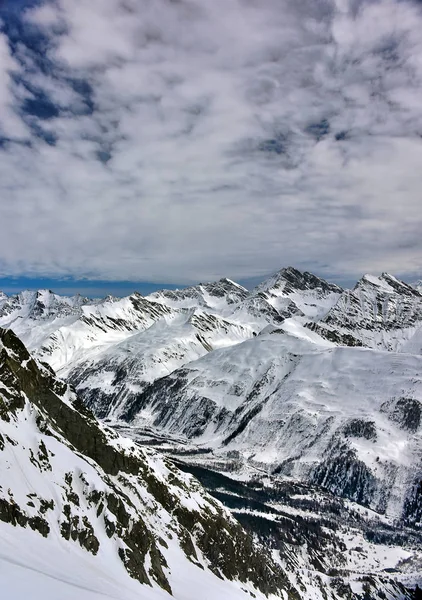 Alpental Winter Mit Schnee Bedeckt Und Von Hohen Bergen Umgeben — Stockfoto