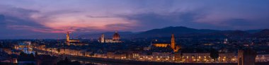Floransa 'da günbatımı tüm ana Floransa kentleri (katedral, Palazzo Vecchio, Ponte Vecchio Köprüsü, Arno Nehri kıyıları) yüksek çözünürlüklü panorama. Genişliği 22,800 px 'in üzerinde: 6.3 feet (2m) ve 300 dpi' dir. 126 Megapiksel 'den fazla resim