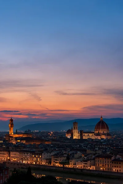 佛罗伦萨的日落与隆加诺 Arno河岸 大教堂和Palazzo Vecchio 中世纪市政厅 — 图库照片