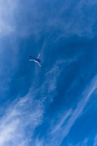 Helicóptero Azul Vuelo Visto Desde Abajo Contra Cielo Azul Con — Foto de Stock