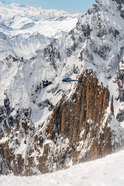 高い山と岩壁の間の谷を飛ぶヘリコプター — ストック写真
