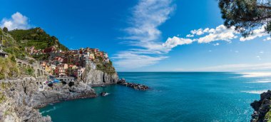 Manarola Panorama Cinque Terre, İtalya, güneşli bir yaz gününde Akdeniz ile