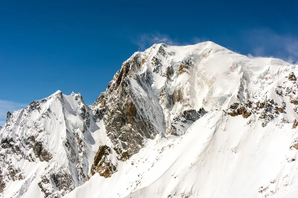 Nieve Cubierta Montaña Rocosa Pico Con Viento Soplando Nieve Desde — Foto de Stock