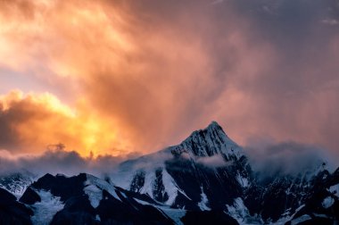 Kawagarbo ya da Kawa Karpo zirvesi Çin 'de Yunnan ile Tibet arasındaki en yüksek dağdır.