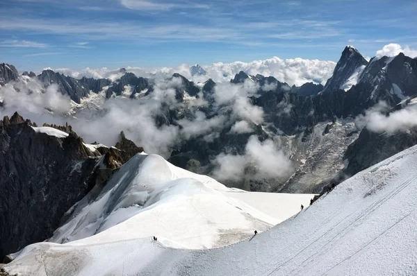 モンブラン氷河の登山者は 白い雪とヨーロッパで最も高い山脈の壮大な背景に対して黒い点以上のものとして少し表示されます イタリアとフランスの間のアルプス — ストック写真