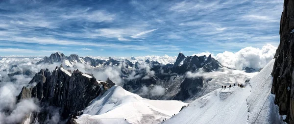 モンブラン氷河の登山者は 白い雪とヨーロッパで最も高い山脈の壮大な背景に対して黒い点以上のものとして少し表示されます イタリアとフランスの間のアルプス — ストック写真