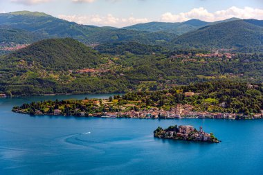 Isola San Giulio (St. Julius Adası) İtalyan Alpleri 'ndeki Orta Gölü kıyısındaki Orta kasabasının önünde.