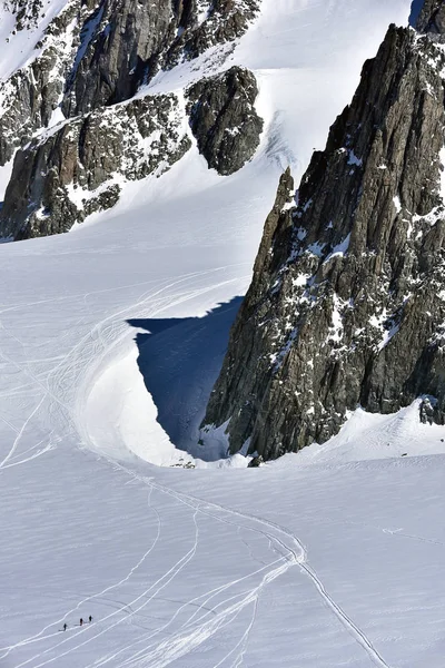 イタリアとフランスの間のアルプス山脈でヨーロッパ最高のピークであるモンブランの雪に覆われた氷河のスキー登山家 — ストック写真