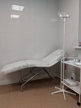 Klinik - Bir köşede kan nakli ve damar yolu açmak için günlük hastane koltuğu (fleboclysis) 