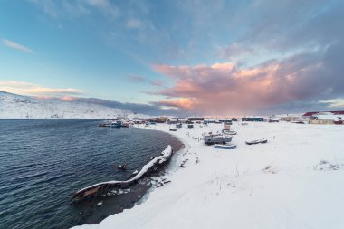 Eski Rus balıkçı köyü Teriberka 'nın Barents Denizi' ndeki adaş nehrinin ağzında Murmansk Yarımadası yakınlarındaki Kola Yarımadası 'nın hemen yukarısındaki gemi enkazı manzarası.