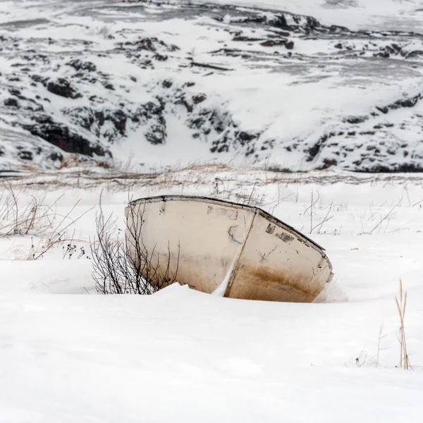 形而上学的小船 冬季白色的小船躺在雪地上 — 图库照片