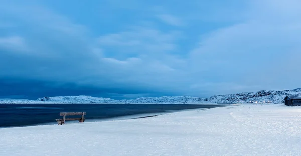 Banco Madeira Solitário Uma Praia Coberta Neve Entardecer Exposição Longa — Fotografia de Stock