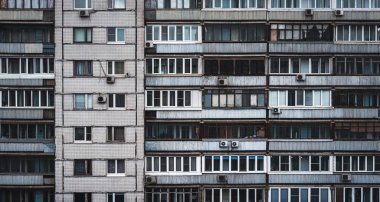 Sıkıcı prefabrik bir apartmanın Sovyet Doğu Avrupa kentsel mimarisinin tipik bir örneği